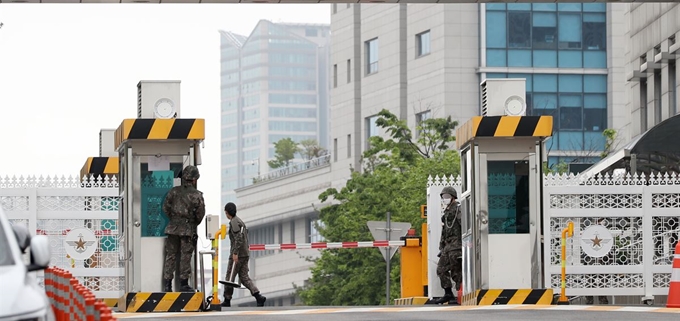 10일 오전 서울 용산구 국방부 정문 앞으로 장병들이 지나고 있다. 국방부 별관에 있는 직할부대인 사이버사령부 소속 A 하사가 지난 8일 경기도 용인의 신종 코로나바이러스 감염증(코로나19) 확진 환자가 다녀간 서울 이태원의 클럽에 방문했다가 확진 판정을 받은 데 이어 같은 부대에 근무하는 병사 1명이 확진 판정을 받았다. 뉴스1