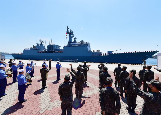 청해부대 32진을 태운 한국형 구축함 대조영함이 11일 오전 부산 해군작전기지에서 해군 장병의 환송을 받고 있다. 연합뉴스