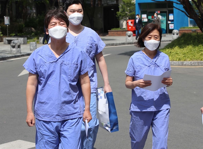 안철수(왼쪽) 국민의당 대표가 지난달 27일 대구시 중구 계명대학교 대구동산병원에서 방호복으로 갈아입기 위해 이동하고 있다. 대구=연합뉴스