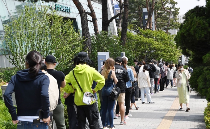 이태원 클럽발 코로나19 확진자가 급증하고 있는 가운데 11일 서울 용산구보건소 선별진료소에서 시민들이 진단검사를 받기 위해 줄을 서 있다. 홍인기 기자