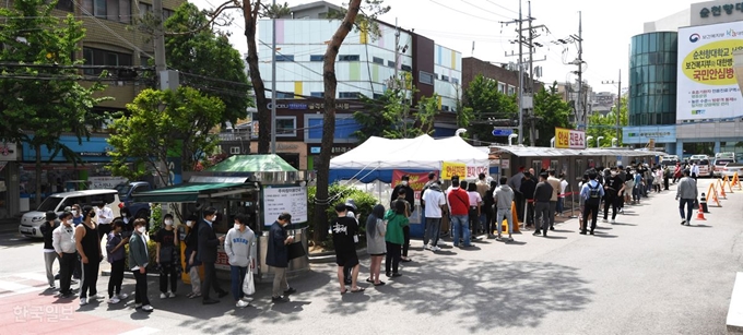 순천향대학 서울병원 앞 검진 인파. 이태원 클럽발 코로나19 확진자가 급증하고 있는 가운데 11일 서울 용산구 순천향대학 서울병원 선별진료소에서 시민들이 진단검사를 받기 위해 줄을 서 있다. 홍인기 기자