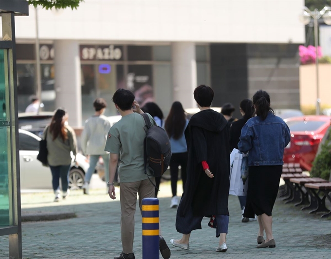 11일 오전 부산 부산진구 동의대학교 교정에서 학생들이 강의실을 향해 걸어가고 있다. 동의대는 오늘부터 실험·실습·실기 강좌 중 대면 수업 운영이 불가피하다고 담당 교원이 판단한 강좌 538개가 대면 수업을 한다. 부산=연합뉴스