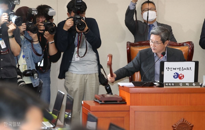 김학용 환경노동위원회 위원장이 11일 국회에서 열린 환경노동위워 전체회의에서 상정법안 처리를 위한 의사봉을 두드리고 있다. 오대근기자