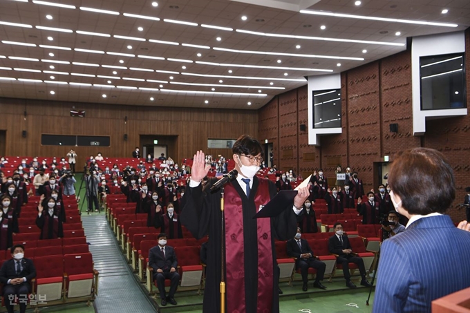 추미애 법무부 장관이 11일 경기 과천정부청사에서 열린 신임검사임관식에서 검사선서를 받고 있다. 이한호 기자