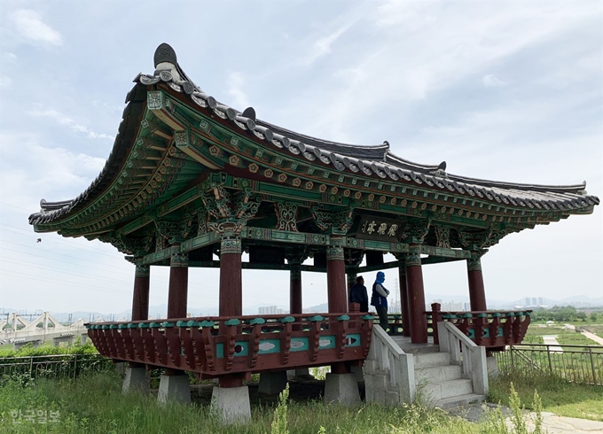 삼례 만경강가의 비비정. 이름처럼 금방이라도 날아갈 듯하다.