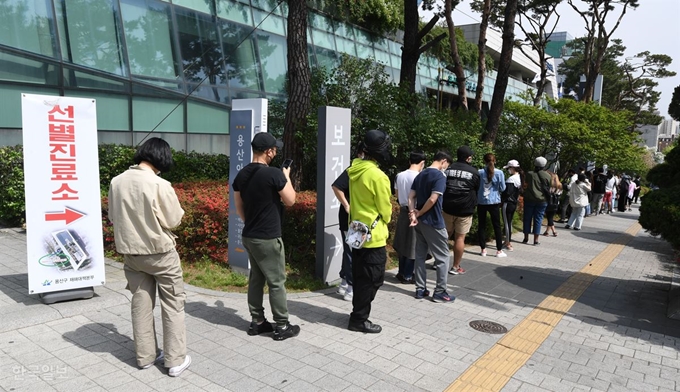 이태원 클럽발 코로나19 확진자가 급증하고 있는 가운데 11일 서울 용산구보건소 선별진료소에서 시민들이 진단검사를 받기 위해 줄을 서 있다. 홍인기 기자