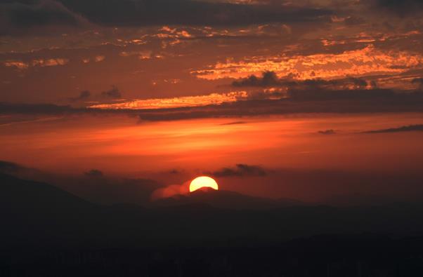 63빌딩에서 본 서울 하늘의 노을 풍경. 배우한 기자