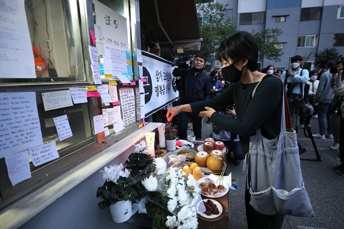 서울 강북구의 한 아파트에서 주민에게 지속적인 괴롭힘과 폭행을 당했다고 주장하는 경비원이 스스로 목숨을 끊는 사건이 발생했다. 뉴스1