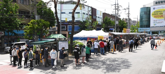 이태원 클럽발 코로나19 확진자가 급증하고 있는 가운데 11일 서울 용산구 순천향대학 서울병원 선별진료소에서 시민들이 진단검사를 받기 위해 줄을 서 있다. 홍인기 기자