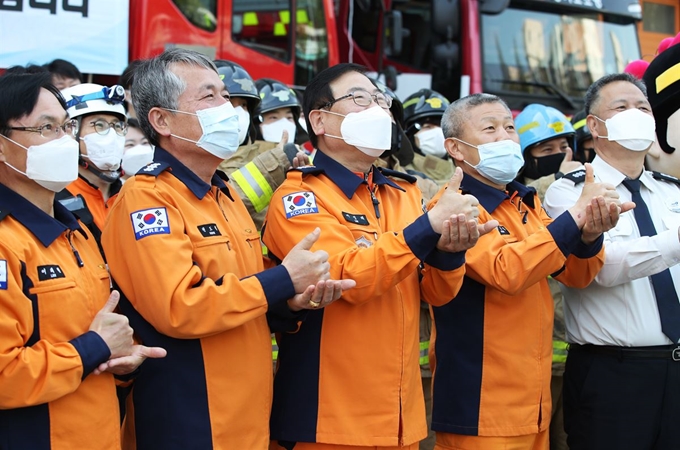 지난달 29일 오전 경기도 수원남부소방서에서 이정래 서장을 비롯한 소방관들이 신종 코로나바이러스 감염증(코로나19) 환자 진료와 치료에 힘쓰는 의료진들을 응원하는 '덕분에 챌린지' 캠페인을 하고 있다. 연합뉴스