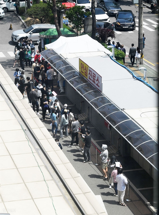 이태원 클럽발 코로나19 확진자가 급증하고 있는 가운데 11일 서울 용산구 순천향대학 서울병원 선별진료소에서 시민들이 진담검사를 받기 위해 줄을 서 있다. 홍인기 기자