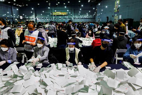 제21대 국회의원선거일인 지난달 15일 서울 영등포 다목적 배드민턴체육관 개표소에서 개표가 시작되고 있다. 한국일보 자료사진