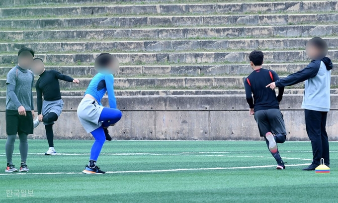 12일 오전 서울 성북구 고려대학교 운동장에서 발열검사를 마친 학생들이 대면수업을 하고 있다. 왕태석 선임기자