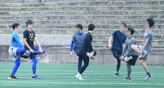 12일 오전 서울 성북구 고려대학교 운동장에서 발열검사를 마친 학생들이 대면수업을 하고 있다. 왕태석 선임기자