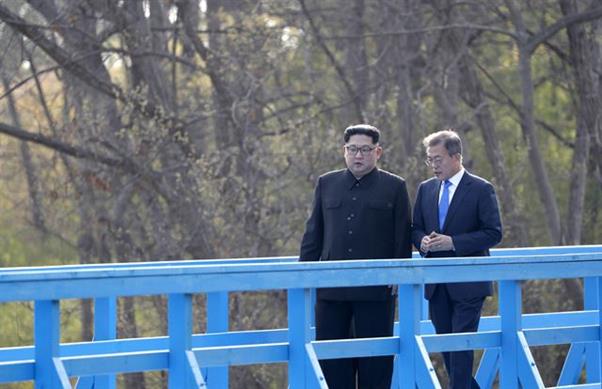 2018년 4월 27일 판문점에서 열린 남북정상회담 당시 김정은 북한 국무위원장과 문재인 대통령이 도보다리에서 산책을 하는 모습. 한국일보 자료사진