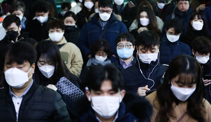 서울 구로구 지하철 신도림역에서 마스크를 쓴 시민들이 출근하고 있다. 뉴스1