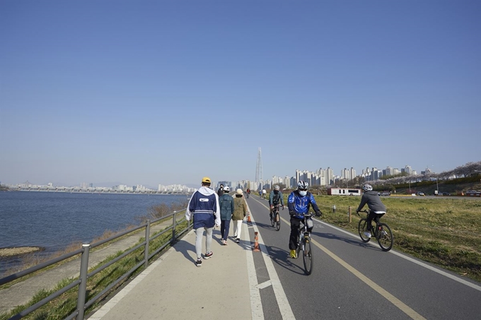 지난 달 송파둘레길 한강 구간에서 시민들이 도보와 자전거 타기를 즐기고 있다. 송파구 제공