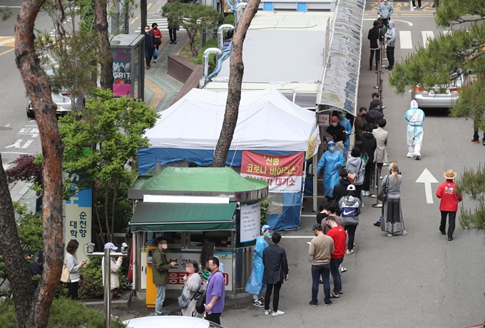 이태원 클럽발 신종 코로나바이러스 감염증(코로나19) 감염이 확산하는 가운데 12일 서울 용산구 순천향대 부속 서울병원 선별진료소에서 시민과 외국인들이 검사를 기다리고 있다. 연합뉴스