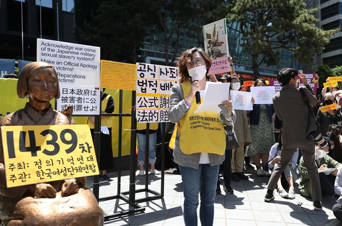 13일 서울 종로구 옛 일본대사관 앞에서 열린 일본군 위안부 문제 해결을 촉구하는 수요시위에서 이나영 정의기억연대 이사장이 발언하고 있다. 연합뉴스