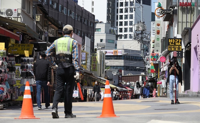 홍대 주점 방문자 가운데 신종코로나바이러스 감염증(코로나19) 확진자가 발생한 가운데 13일 오후 서울 마포구 홍익대학교 인근 거리가 비교적 한산하다. 연합뉴스