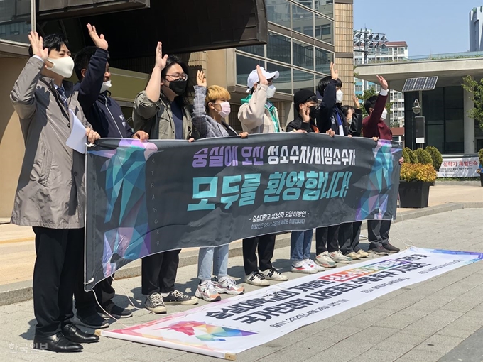 [저작권 한국일보]지난달 28일 서울 동작구 숭실대에서 학교 측의 성소수자 차별행위를 규탄하고 인권위 시정권고 수용을 촉구하는 학내 성소수자 모임 이방인의 기자회견이 열리고 있다. 이승엽 기자