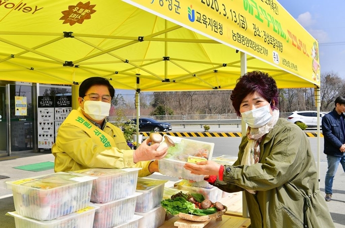 최근 지역농산물 꾸러미 판매행사에 참석한 유두석 장성군수(왼쪽). 장성군 제공.