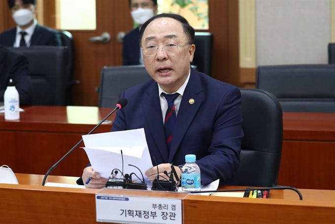 홍남기 부총리 겸 기획재정부 장관이 13일 오후 대전 한국화학연구원에서 열린 제4차 소재·부품·장비(소부장) 경쟁력강화위원회에서 발언을 하고 있다. 연합뉴스