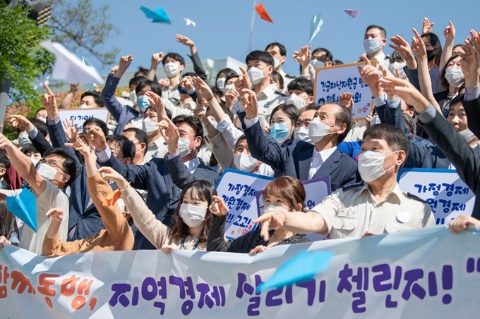 강원도와 강원경제단체연합회 등 경제단체가 13일 춘천시 중앙로 도청 앞 광장에서 재난지원금 소비를 독려하는 캠페인을 펼치고 있다. 강원도 제공