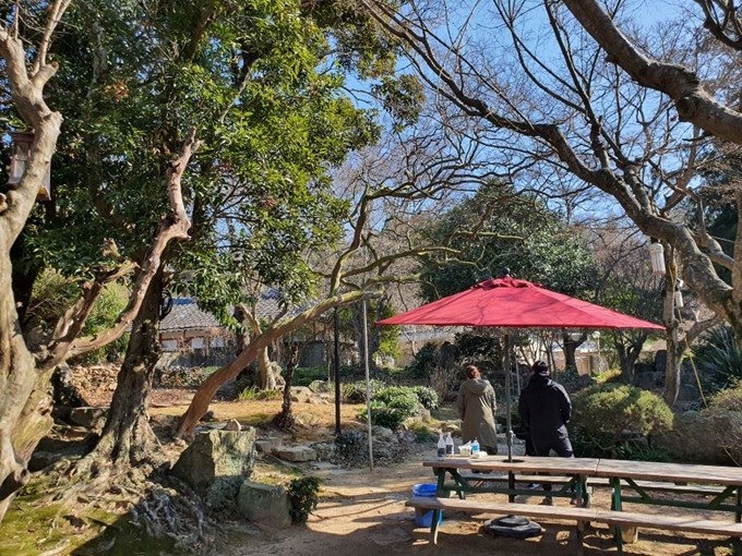 해창 주조장은 아름다운 정원에서도 음식과 막걸리 시음을 할 수 있다.