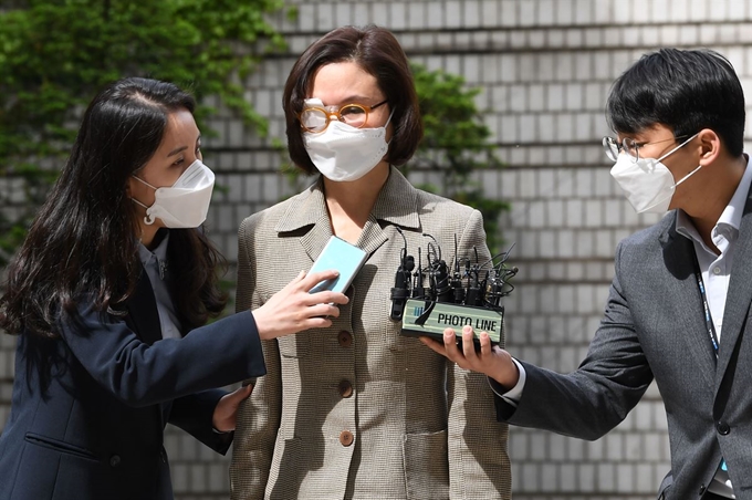 [저작권 한국일보] 자녀 입시비리와 사모펀드 의혹 등으로 구속기소 된 조국 전 법무부 장관의 부인 정경심 동양대 교수가 14일 불구속 상태로 재판을 받기 위해 서울 중앙지법에 출석하고 있다. 왕태석 선임기자