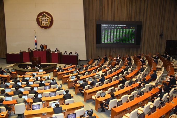 지난달 29일 열린 국회 본회의에서 성폭력범죄의 처벌 등에 관한 특례법 일부개정법률안이 처리되고 있다. 오대근 기자