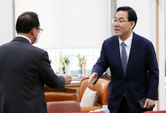 당무에 복귀한 주호영 미래통합당 원내대표가 14일 오전 국회 미래통합당 원내대표실을 찾은 이종배 정책위의장과 악수하고 있다. 뉴시스