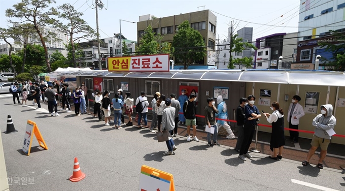 이태원 클럽발 코로나19 확진자가 급증하고 있는 가운데 11일 서울 용산구 순천향대학 서울병원 선별진료소에서 시민들이 진담검사를 받기 위해 줄을 서 있다. 홍인기 기자