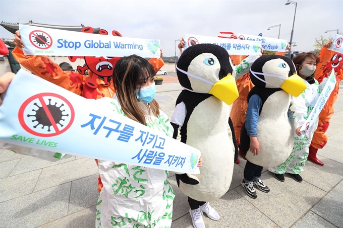 지구의 날인 지난달 22일 오전 서울 광화문 광장에서 환경보건시민센터 활동가들이 코로나19 사태의 근본 원인은 생태계 파괴와 기후변화라며 환경문제에 범국민적 관심을 촉구하는 퍼포먼스를 하고 있다. 연합뉴스