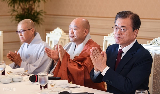 2019년 7월 문재인 대통령이 청와대 본관에서 열린 한국불교 지도자 초청 오찬 간담회에서 조계종 총무원장인 원행 스님의 인사말을 듣고 박수를 치고 있다. 한국일보 자료사진