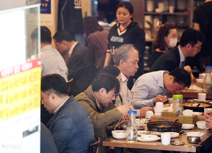 [저작권 한국일보] 11일 서울 중구의 한 음식점에서 직장인들이 점심을 먹고 있다. 코로나19로 음식과 맛의 세계에서도 위생이 중요해졌다. 홍인기 기자