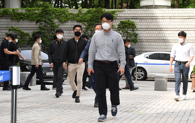 자녀 입시비리와 사모펀드 의혹 등으로 구속기소 된 조국 전 법무부 장관의 부인 정경심 동양대 교수가 14일 불구속 상태로 재판을 받기 위해 서울 중앙지법에 출석하기에 앞서 경찰들이 정 교수의 동선을 체크하고 있다. 왕태석 선임기자