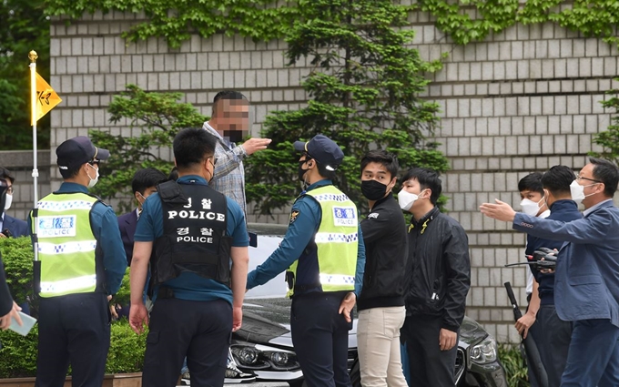 자녀 입시비리와 사모펀드 의혹 등으로 구속기소 된 조국 전 법무부 장관의 부인 정경심 동양대 교수가 14일불구속 사태로 재판을 받기 위해 서울 중앙지법에 출석하기에 앞서 경찰들이 시위가 예상되는 한 보수단체 회원에게 자리를 떠나라고 이야기 하고 있다. 100여명의 경찰들과 법원경비들이 정 교수가 도착하기 1시간 전부터 동선을 체크하고 경비를 강화했다. 왕태석 선임기자