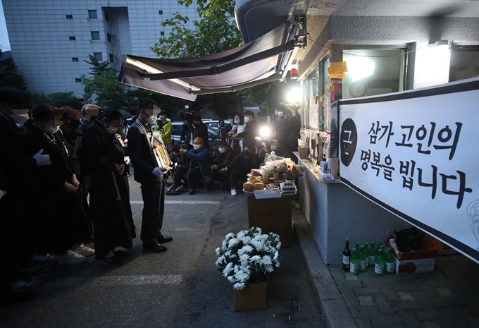 ' 14일 오전 서울 강북구 우이동 한 아파트 경비실 앞에서 아파트 경비원으로 일하다 주민 괴롭힘에 최근 극단적 선택을 한 최희석 경비원의 유족들이 노제를 지내고 있다. 연합뉴스