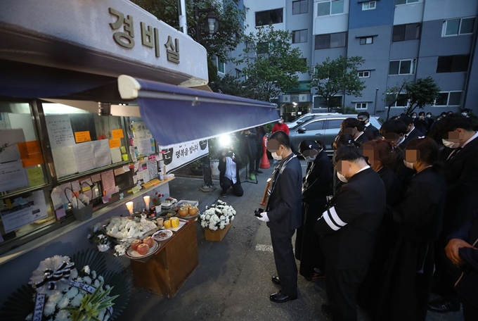 14일 오전 서울 강북구 우이동 한 아파트 경비실 앞에서 아파트 경비원으로 일하다 주민 괴롭힘에 최근 극단적 선택을 한 최희석 경비원의 유족들이 노제를 지내고 있다. 연합뉴스