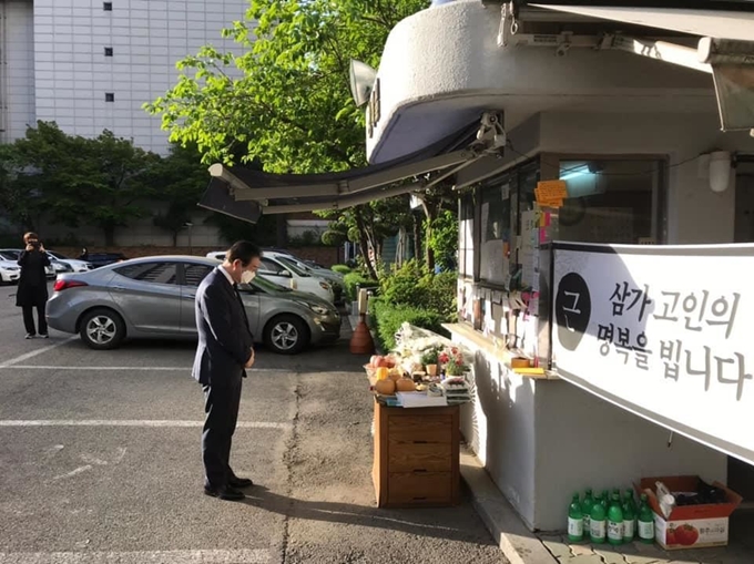 박원순 서울시장이 최근 주민의 폭행·폭언을 겪다가 극단적 선택을 한 경비원 고 최희석 씨 사건에 안타까움을 표했다. 박 시장은 14일 자신의 페이스북에 "어제 빈소에 다녀왔다"며 "주민 갑질로 피해를 당하고 극단적인 선택을 한 고인을 생각하면 안타까운 마음을 금할 길이 없다"고 썼다. 연합뉴스