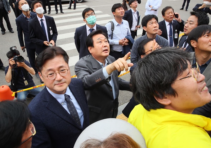 미래통합당 김무성 의원과 더불어민주당 홍익표 의원 등이 7일 형제복지원 사건 진상 규명 등을 위한 과거사법 처리를 요구하며 국회 의원회관에서 고공 농성중인 최승우씨에게 내려 와줄 것을 요구하고 있다. 연합뉴스