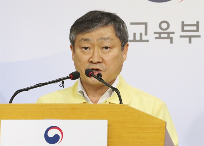 박백범 교육부 차관이 14일 오후 세종시 정부세종청사에서 학교 및 학교 구성원의 이태원 방문 현황조사 브리핑을 하고 있다. 연합뉴스