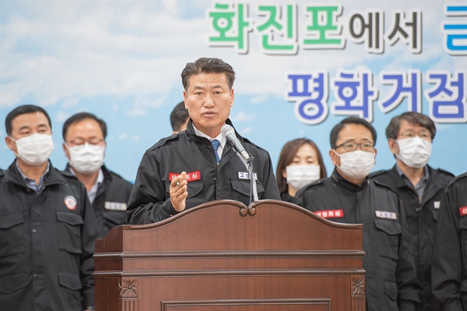 14일 강원 고성군청 대회의실에서 열린 ‘안전 고성을 위한 군민과의 약속’ 기자회견에서 함명준 군수가 최근 3년간 지역에서 발생한 대형산불과 관련, 산불예방과 피해 최소화를 위해 수립한 대책을 발표하고 있다. 고성군 제공