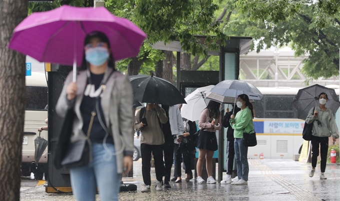 전국적으로 비가 내렸던 9일 서울 종로구 광화문광장 일대에서 우산을 쓴 시민들이 걸음을 재촉하고 있다. 뉴스1