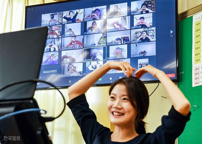 스승의날을 하루 앞둔 14일 경기 성남구 운중중 3학년 교실에서 온라인 수업 도중 학생들이 '하트'를 만들어 감사를 전하자 교사가 이에 화답하고 있다. 고영권 기자