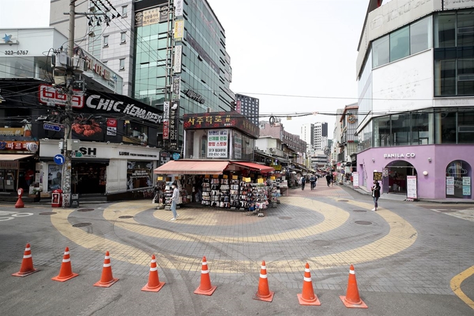 14일 오후 한산한 모습의 서울 마포구 홍대거리. 뉴시스