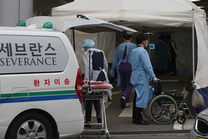 지난 2월 28일 신촌세브란스 병원 선별진료소 앞에 의료진이 분주하게 움직이고 있다. 연합뉴스