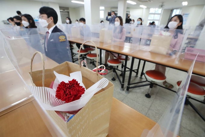 스승의날인 15일 대구 달성군 논공읍 남동초등학교 급식실에 스승의날을 축하하며 선생님들에게 전달될 도시락과 꽃이 놓여있다. 연합뉴스