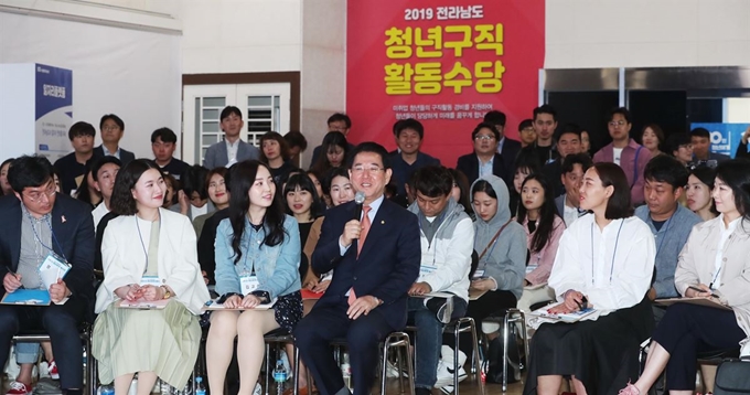 김영록 전남지사가 지난 2019년 5월2일 청년들의 목소리를 직접듣기 위해 목포시 무안동 오거리센터를 방문, 청년일자리에 관해 소통했다. 전남도 제공